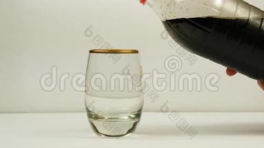 将可乐或可乐或苏打水从瓶子中倒入白色背景的玻璃中。